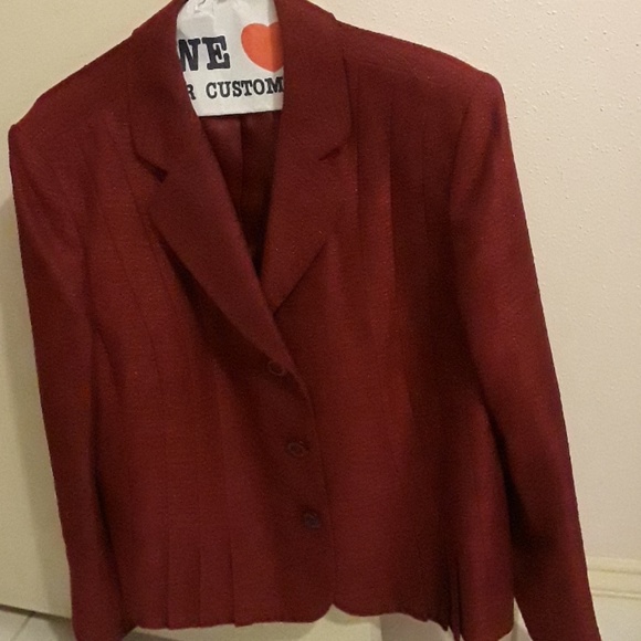 Le Suit Dresses & Skirts - Red suit size 18.